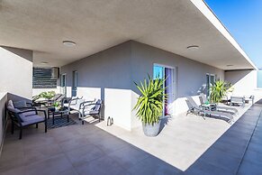 Luxury Modern Penthouse w Jacuzzi & Huge Terrace