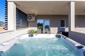 Luxury Modern Penthouse w Jacuzzi & Huge Terrace