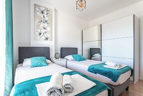 Luxury Modern Penthouse w Jacuzzi & Huge Terrace