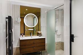 Emerald Downtown Suites