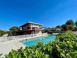 Peaceful House With Pool and Terrace