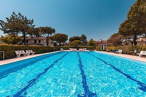 Beautiful Terraced House With Pool and Garden