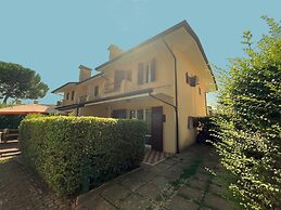 Beautiful Terraced House With Pool and Garden