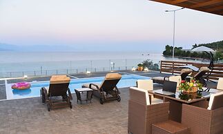 Aurora Luxury Retreat - Beachfront & Private Pool
