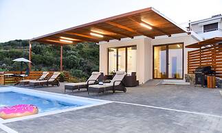 Aurora Luxury Retreat - Beachfront & Private Pool