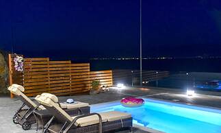 Aurora Luxury Retreat - Beachfront & Private Pool