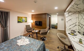 Novel Centre Point Hotel