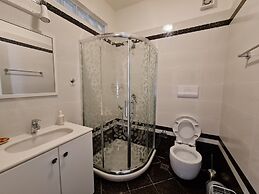 2-bedroom, Sleeps 4, Free Parking