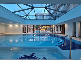 2-bedroom, Sleeps 4, Free Parking