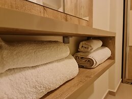 2-bedroom, Sleeps 4, Free Parking