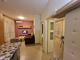 2-bedroom, Sleeps 4, Free Parking