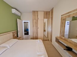 2-bedroom, Sleeps 4, Free Parking