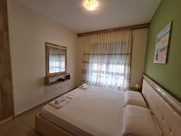 2-bedroom, Sleeps 4, Free Parking