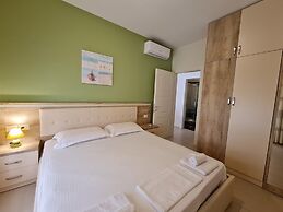 2-bedroom, Sleeps 4, Free Parking