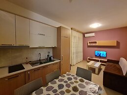 2-bedroom, Sleeps 4, Free Parking