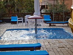 2-bedroom, Sleeps 4, Free Parking