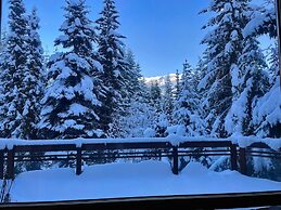 Luxury 5 Bedroom Blueberry Chalet