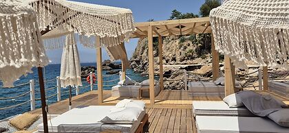 Lucky Monkey Hotel