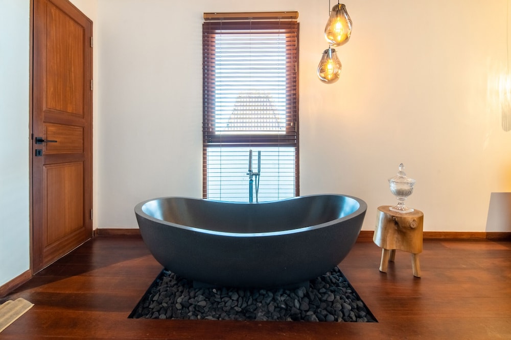 Luxury Private Loft, 2 BR, Canggu With Staff