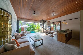 Luxury Private Loft, 2 BR, Canggu With Staff