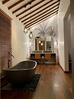 Luxury Private Loft, 2 BR, Canggu With Staff