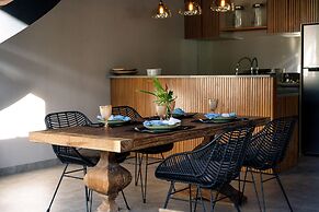 Luxury Private Loft, 2 BR, Canggu With Staff