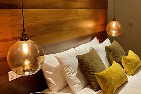Luxury Private Loft, 2 BR, Canggu With Staff