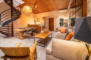 Luxury Private Loft, 2 BR, Canggu With Staff