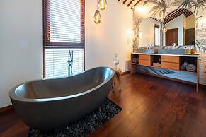 Luxury Private Loft, 2 BR, Canggu With Staff