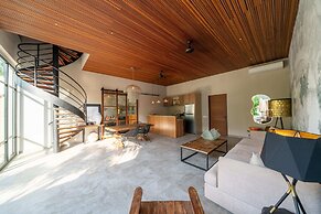 Luxury Private Loft, 2 BR, Canggu With Staff