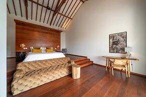 Luxury Private Loft, 2 BR, Canggu With Staff
