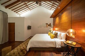 Luxury Private Loft, 2 BR, Canggu With Staff