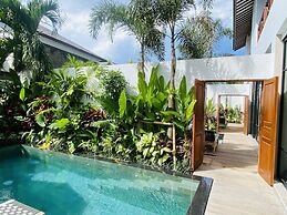 Luxury Private Loft, 2 BR, Canggu With Staff