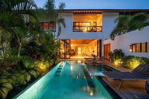 Luxury Private Loft, 2 BR, Canggu With Staff