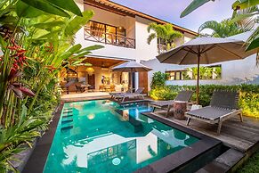 Luxury Private Loft, 2 BR, Canggu With Staff