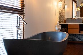 Luxury Private Loft, 2 BR, Canggu With Staff