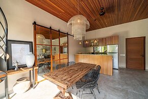 Luxury Private Loft, 2 BR, Canggu With Staff