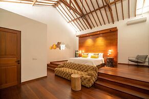 Luxury Private Loft, 2 BR, Canggu With Staff