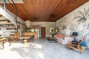 Luxury Private Loft, 2 BR, Canggu With Staff