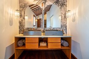 Luxury Private Loft, 2 BR, Canggu With Staff