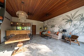 Luxury Private Loft, 2 BR, Canggu With Staff