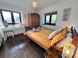 Ty Efail Cottage, Mountain Views & Secure Garden