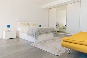 House - Sleeps 3, Free Parking, Garden & Jacuzzi
