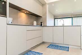 House - Sleeps 3, Free Parking, Garden & Jacuzzi