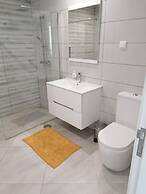 House - Sleeps 3, Free Parking, Garden & Jacuzzi