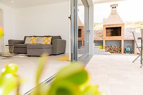 House - Sleeps 3, Free Parking, Garden & Jacuzzi