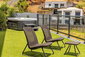 House - Sleeps 3, Free Parking, Garden & Jacuzzi