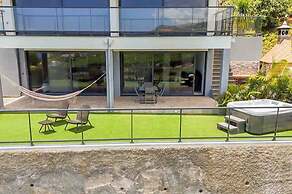 House - Sleeps 3, Free Parking, Garden & Jacuzzi