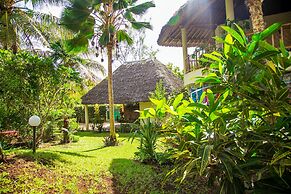 3 Bed Cottage Sleeps 6- Pool, Chef Option, Parking