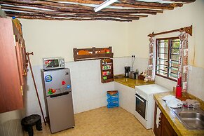 3 Bed Cottage Sleeps 6- Pool, Chef Option, Parking